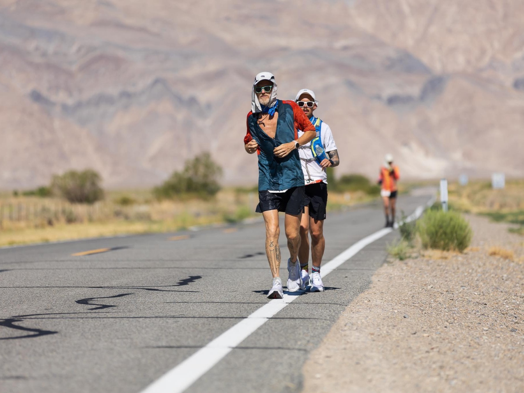 Sondre Amdahl og Magnus Thorud coachet og pacet Simen Holvik til seier i Badwater 135